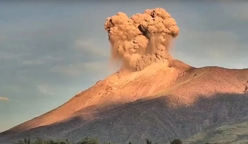 Kanlaon Volcano erupts on early May 13, spewing ash plume into the sky. (Photo: Guardian News) 