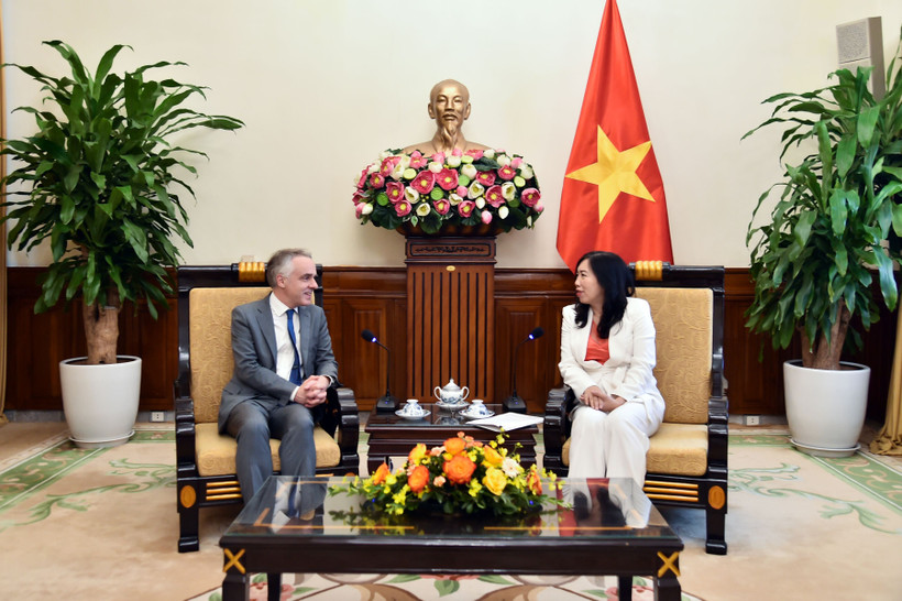 Deputy Minister of Foreign Affairs Le Thi Thu Hang (R) and Benoit Guidée, Director of the Asia–Oceania Department at the French Ministry for Europe and Foreign Affairs meet in Hanooi on December 19. (Photo: VNA)