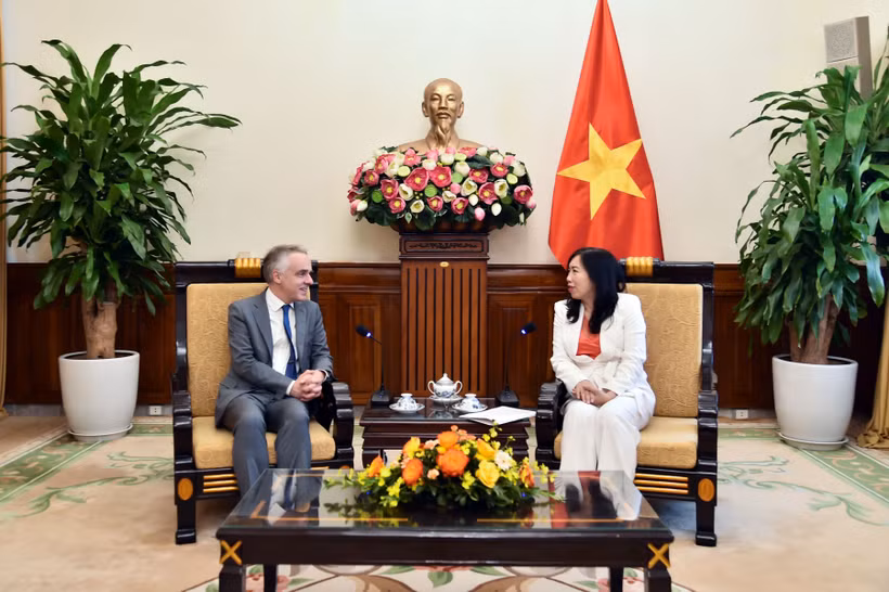 Deputy Minister of Foreign Affairs Le Thi Thu Hang (R) and Benoit Guidée, Director of the Asia–Oceania Department at the French Ministry for Europe and Foreign Affairs meet in Hanooi on December 19. (Photo: VNA)