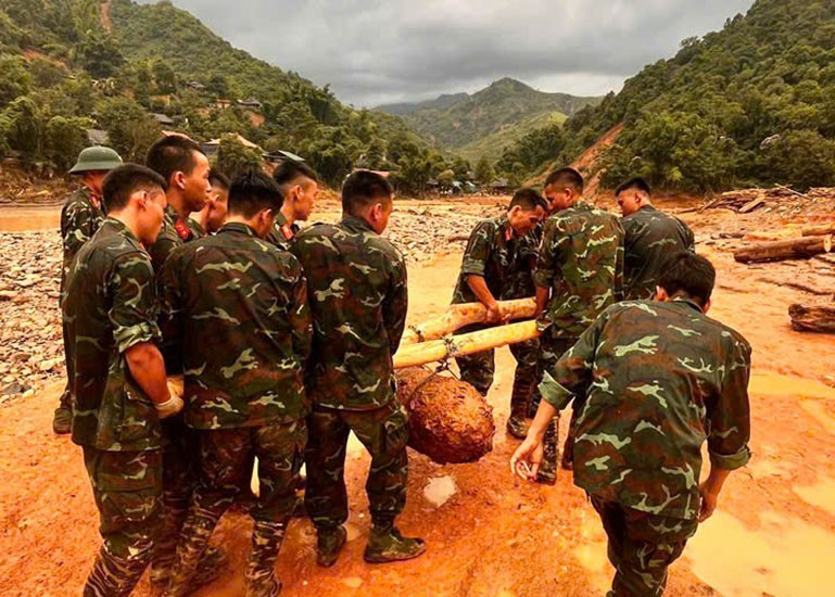 Soldiers remove the 350kg bomb from a flooded area in Dien Bien province. (Photo: VNA) 