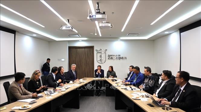 The delegation of the ASEAN Committee in Mexico City (ACMC) meet with leaders of Zapopan, Jalisco, Mexico (Photo: VNA)