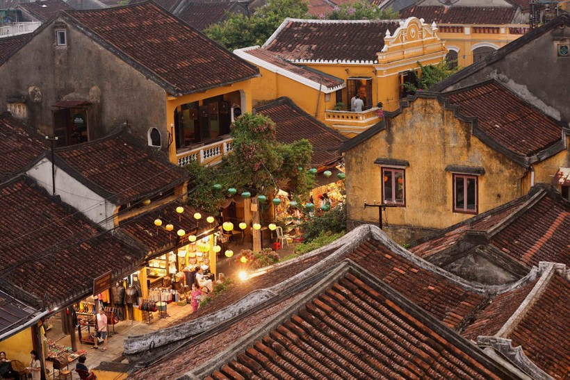 Hoi An ancient town shines with mid-autumn festival lights (Photo: VNA)
