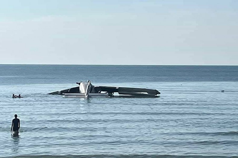 A view of the small aircraft that crashes into the sea near Hua Hin airport on April 25 (Photo: Bangkok Post) 