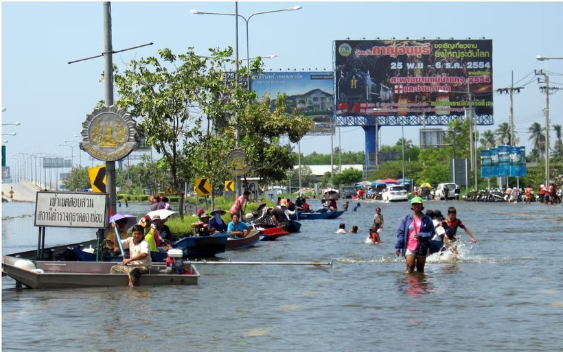 In 2011, Thailand faced its most severe flood in its history, affecting 65 out of 76 provinces and over 13 million people. (Photo: eco-business.com) 