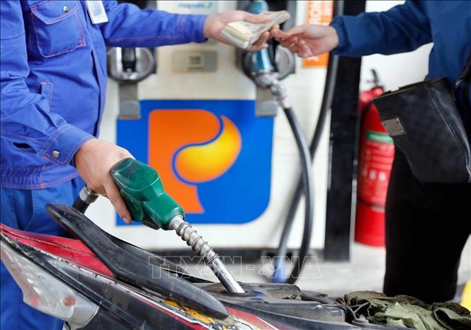 Fuel prices see slight dip from July 17 (Photo: VNA) 