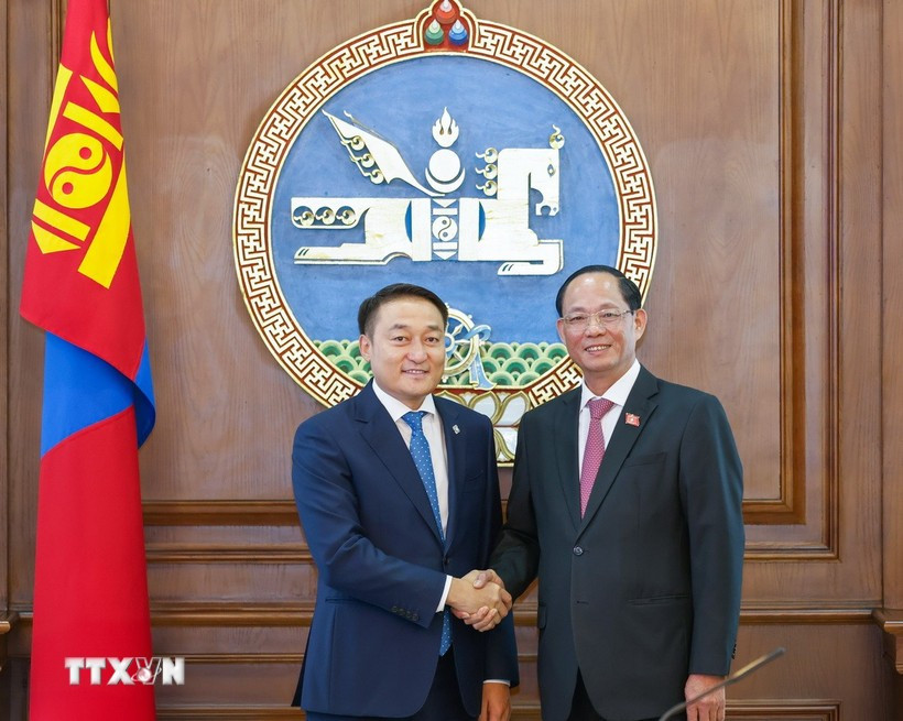 National Assembly (NA) Vice Chairman Sen. Lieut. Gen. Tran Quang Phuong (right) and Chairman of the State Great Khural of Mongolia Dashzegve Amarbayasgalan (Photo: VNA)