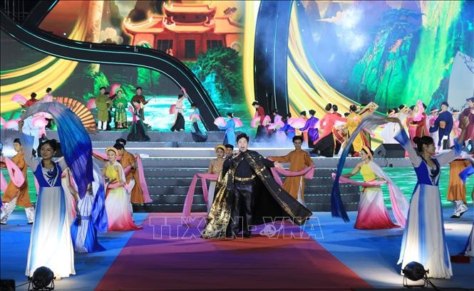 The festival features nearly 1,000 artisans and performers, including popular singers, dancers, and musicians. (Photo: VNA)