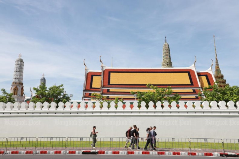 Tourists walk outside the wall of the Temple of the Emerald Buddha, or Wat Phra Kaew, in Phra Nakhon district, Bangkok, in June 2025. (Photo:bangkokpost.com) 