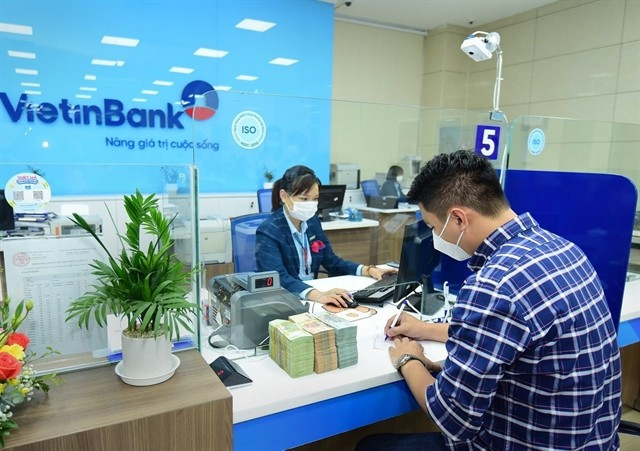 A customer at a VietinBank office in Hanoi (Photo: VNA) 