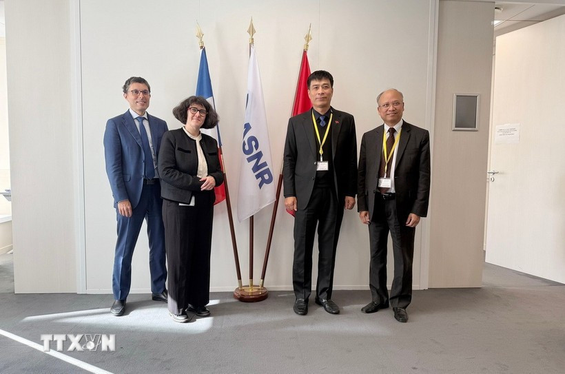 Deputy Minister of Construction Pham Minh Ha (second from right) and leaders of France’s Nuclear Safety and Radiation Protection Authority (ASRN). (Photo: VNA) 