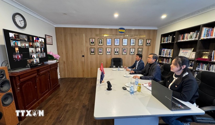 The Vietnamese Embassy in Australia joins the online meeting. (Photo: VNA) 