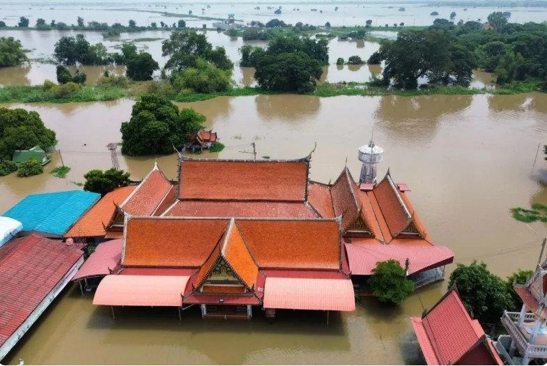An aerial view of the area surrounding Wat Bot (Bon) in Ban Krathum, Sena district in Ayutthaya, showing extensive recent flooding. The new insurance development plan considers disaster risks. (Photo: bangkokpost.com) 