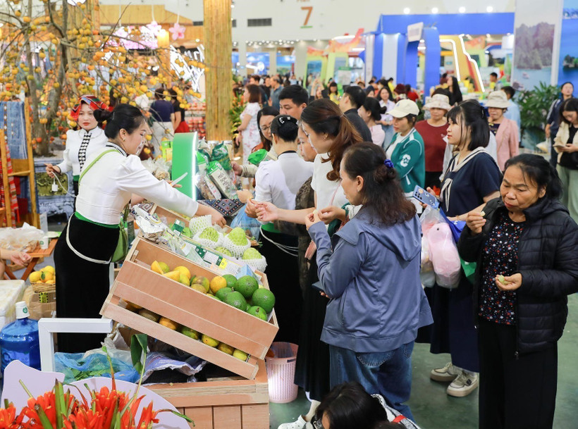 A large number of visitors flock to the booth showcasing Son La province’s signature and specialty products. (Photo: VNA) 