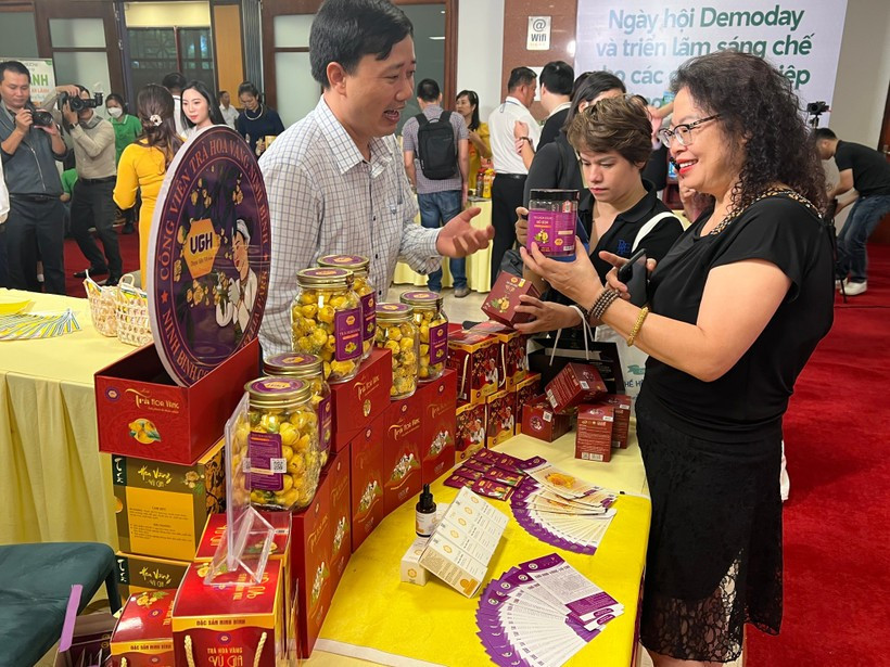 Introducing OCOP products to visitors (Photo: VNA)