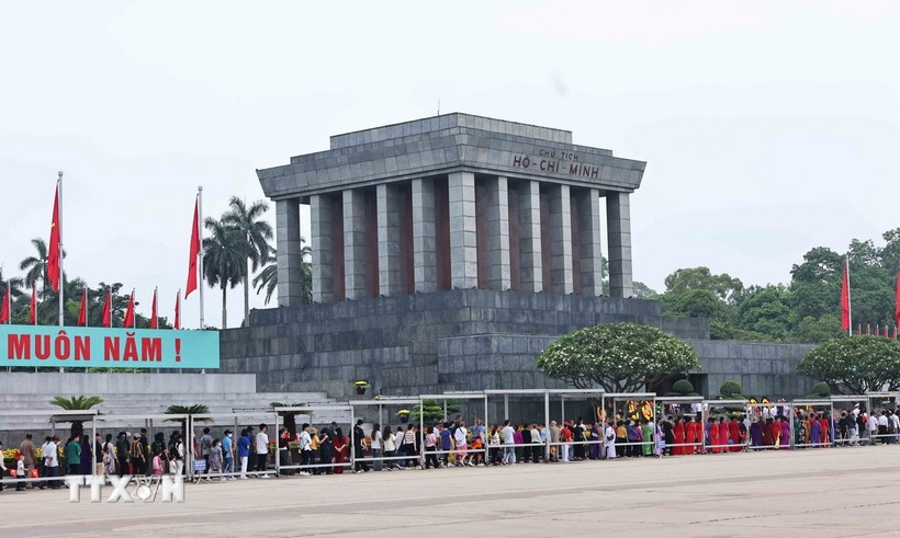 Visitors queue to pay tribute to President Ho Chi Minh at the mausoleum (Photo: VNA) 