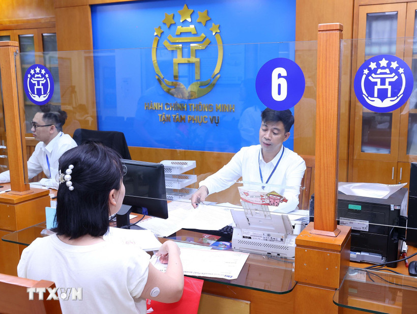 A citizen comes to handle administrative procedures at the Hanoi Public Administrative Service Centre (Photo: VNA) 