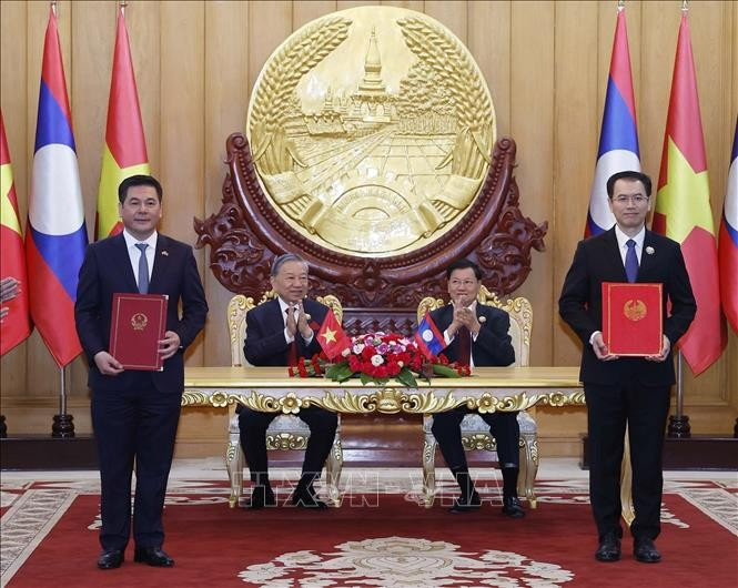 Party General Secretary of Vietnam To Lam and Party General Secretary and President of Laos Thongloun Sisoulith witness the exchange of an MoU on the industrial chain development on December 1. (Photo: VNA) 