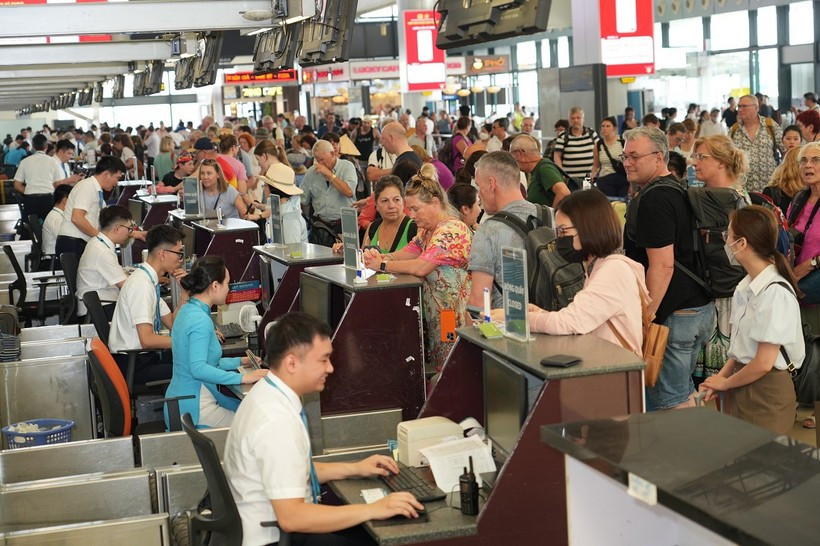 Passengers check in for their flights. (Photo: VNA)