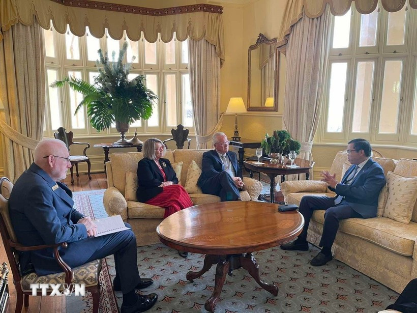 Vietnamese Ambassador to Australia Pham Hung Tam (far right) greets Governor Christopher John Dawson (second from right). (Photo: VNA) 