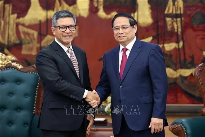 Prime Minister Pham Minh Chinh (right) receives Indonesian Ambassador to Vietnam Denny Abdi at the end of his tenure (Photo: VNA) 