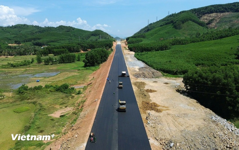 Contractors lay asphalt concrete on the roadbed of the Quy Nhon–Chi Thanh Expressway project. (Photo: VietnamPlus) 