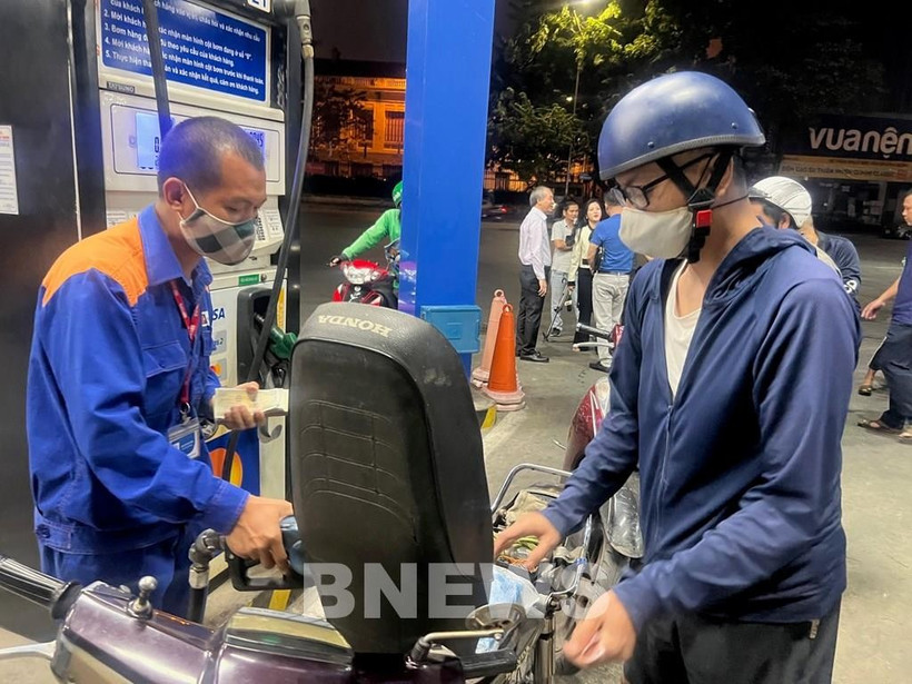Fuel prices lowered from July 1 following VAT reduction (Photo: VNA) 