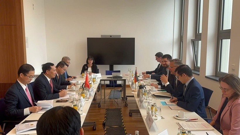 Senior Lieutenant General Le Van Tuyen, Deputy Minister of Public Security, in a working session with leaders of Germany's Federal Ministry of the Interior (Photo: VNA)
