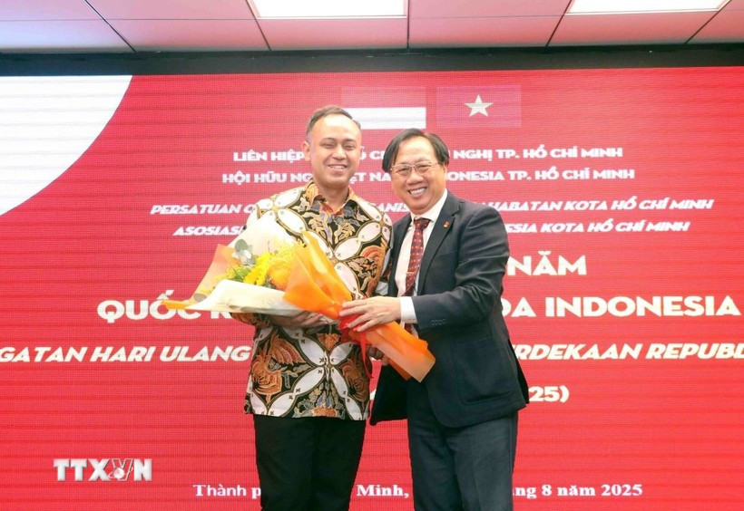 Mai Ba Hung, Chairman of the Vietnam – Indonesia Friendship Association of HCM City (R) and Acting Consul General of Indonesia in HCM City Adiguna Wijaya. (Photo: VNA)