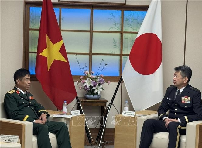Sen. Lt. Gen. Nguyen Van Nghia, Deputy Chief of the General Staff of the Vietnam People’s Army (L) and General Morishita Yasunori, Chief of Staff of the Ground Self-Defence Force of Japan. (Photo: VNA)