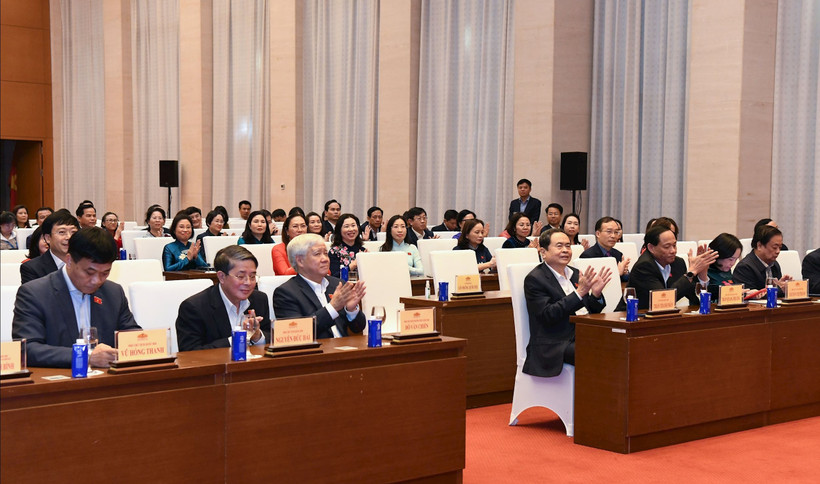 NA Chairman attends review meeting of deputies representing localities. (Photo: VNA)
