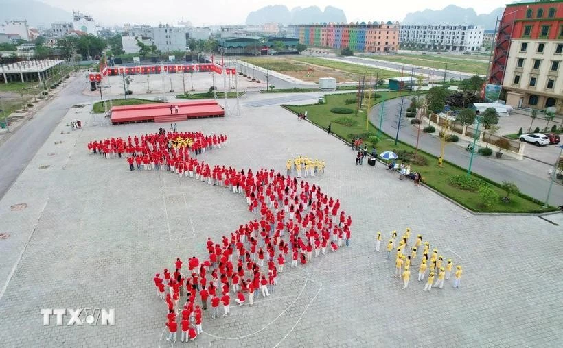 Students form Vietnam map and national flag by Bai Tu Long bay (Photo: VNA)