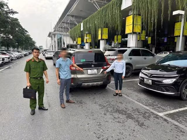 The two people admit to the police about their trick to scam the foreign tourist. (Photo nld.com.vn) 