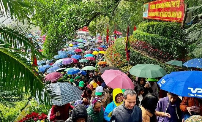 Massive crowds flock to the Hung Kings Temple ahead of the commemoration day. (Photo: VNA)