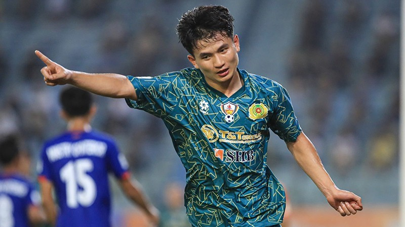 Nguyen Duc Phu capping off the victory in the 80th minute, sealing a comprehensive win for the hosts (Photo: nhandan.vn)