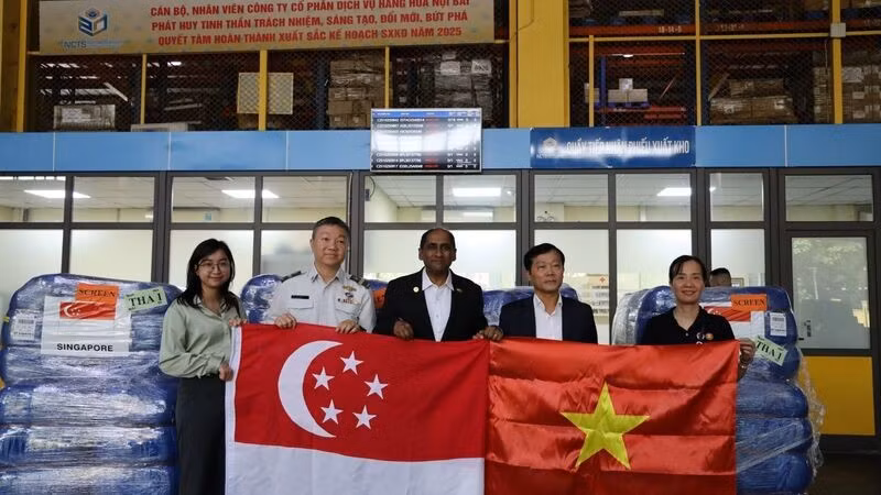 Representatives of Vietnam’s Ministry of Agriculture and Environment receives the relief shipment at Noi Bai International Airport on October 25. (Photo: congthuong.vn) 