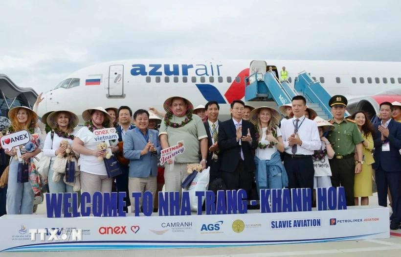 Russian tourists are welcomed at Cam Ranh airport in Khanh Hoa province. (Photo: VNA)