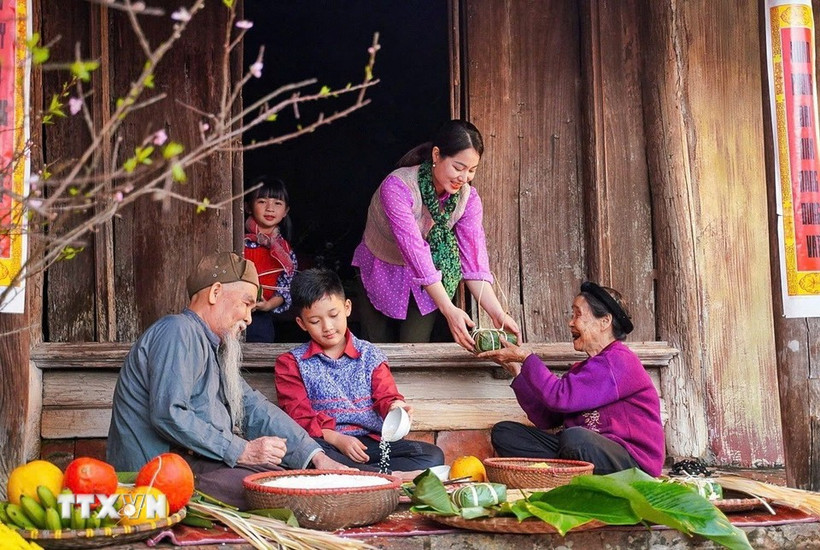 For Vietnamese people, the Lunar New Year is a time for family members to reunite and enjoy the joy of togetherness. (Photo: VNA) 