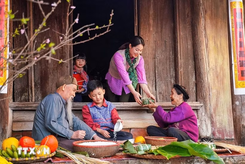 For Vietnamese people, the Lunar New Year is a time for family members to reunite and enjoy the joy of togetherness. (Photo: VNA) 