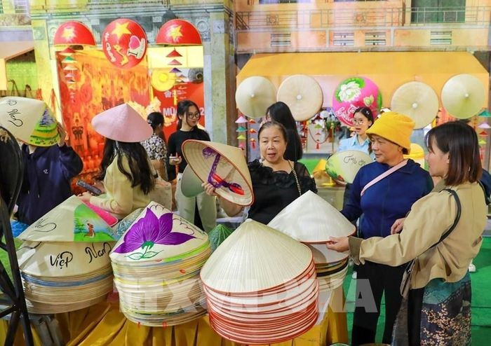 Conical hats from Chuong village are showcased at the “Hanoi Autumn Essence” space of the Autumn Fair 2025. (Photo: VNA)