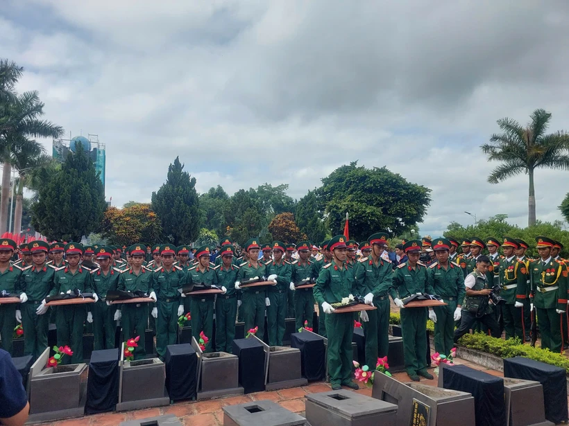 Gia Lai reburies the remains of Vietnamese volunteers fallen in Cambodia at Duc Co district martyrs’ cemetery. (Photo: VNA)
