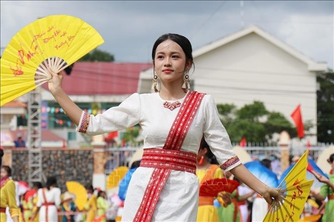 A Cham girl performs a traditional dance to celebrate the opening of the Kate Festival 2025. (Photo: VNA) 