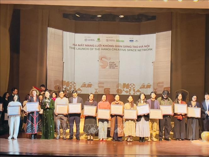 Director of Hanoi's Department of Culture and Sports Bach Lien Huong presents the Hanoi Creative Cultural Space Certificate to representatives of creative cultural spaces. (Photo: VNA) 