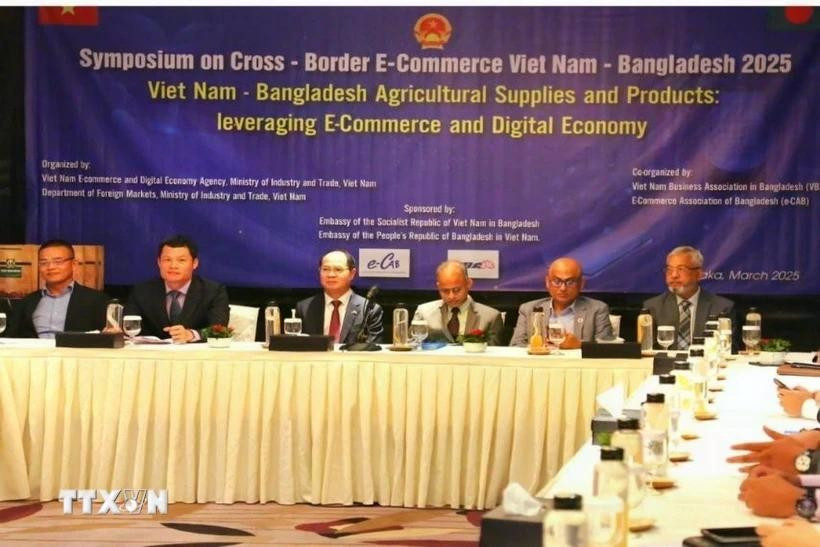 Ambassador Nguyen Manh Cuong (third from left) and leaders of relevant agencies from Vietnam and Bangladesh. (Photo: VNA)