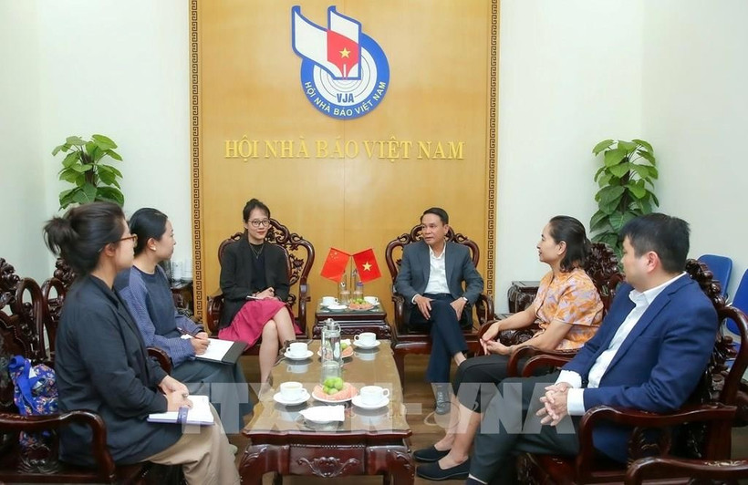 Representatives of Yunna Daily Press Group and the South Asia–Southeast Asia International Communication Centre meet with Standing Vice Chairman of the of the Vietnam Journalists Association (VJA) Nguyen Duc Loi on September 26. (Photo: VNA)