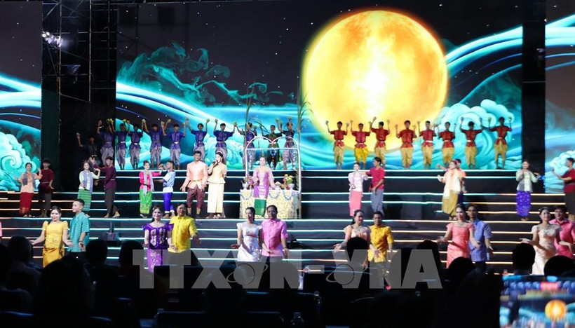 A musical performance at the Ok Om Bok Festival celebration in Vinh Long province on November 5 (Photo: VNA)