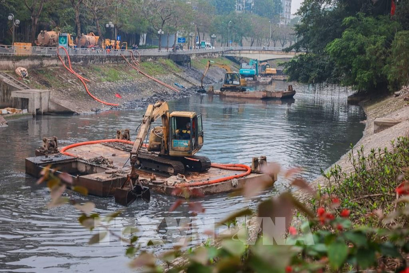 Vehicles and equipment are deployed to dredge a river in Hanoi. (Photo: VNA)