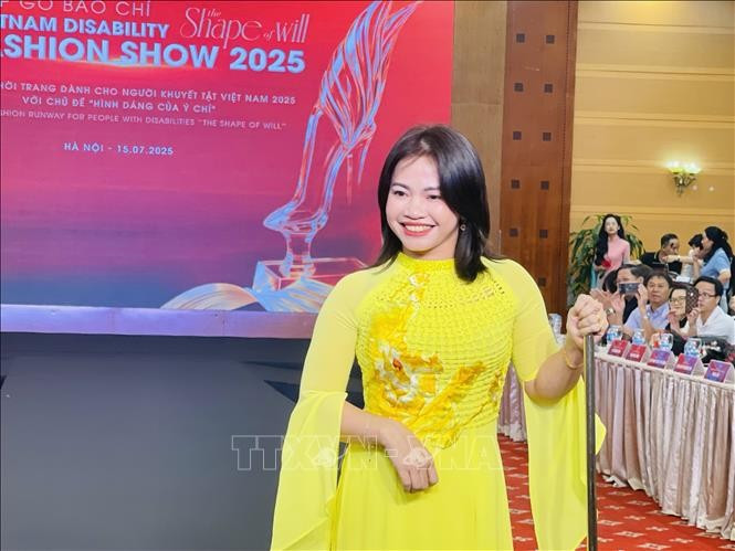 A model with disabilities at the press conference (Photo: VNA)