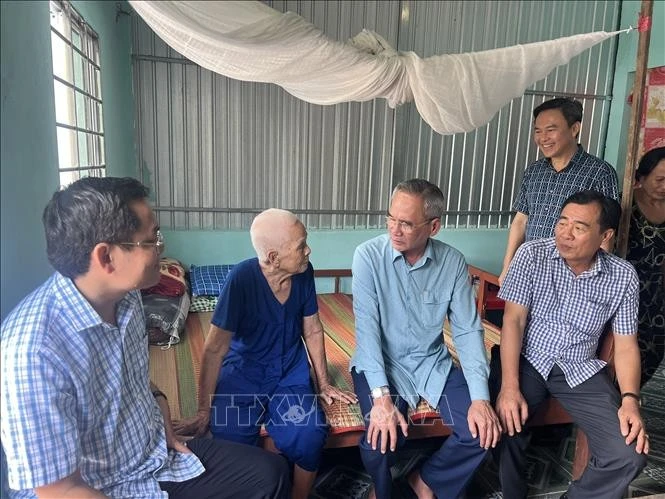 Provincial leaders visit a poor family (Photo: VNA)