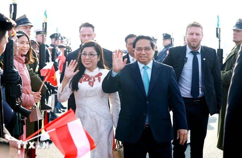 PM Pham Minh Chinh visits ASG trade centre, concludes Poland trip (Photo: VNA) 