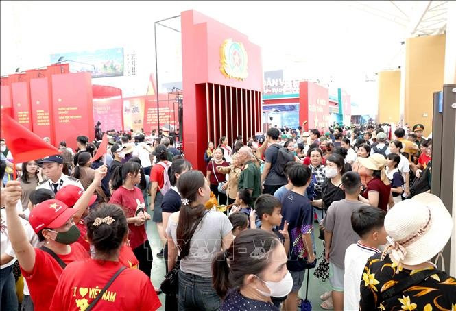 Tens of thousands of visitors flocked to the exhibition over the weekend. (Photo: VNA)
